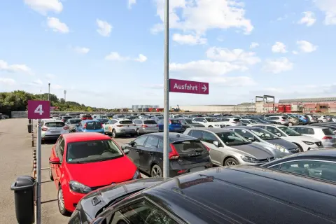 Großer Parkplatz am Flughafen Weeze. Hier finden Sie gute Parken Tipps, um schnell einen Platz zu finden. Ausfahrt ist ausgeschildert.