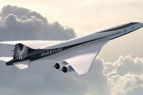 Der Boom Overture, ein Überschallflugzeug, fliegt durch die Wolken.