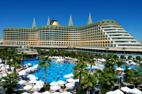 Luxuriöses Hotel mit Poollandschaft und Palmen. Der delphin imperial ist ein Traumziel.