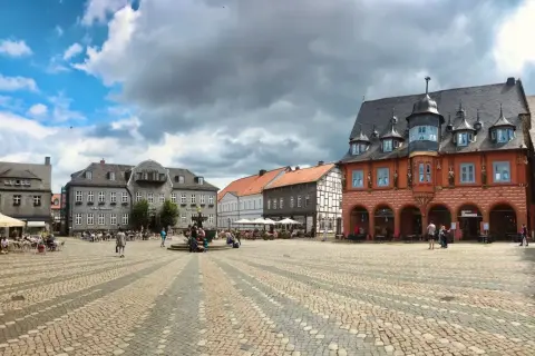 Ein belebter Marktplatz mit historischen Fachwerkhäusern und einem Brunnen. Perfekt für Ausflugsziele Niedersachsen.