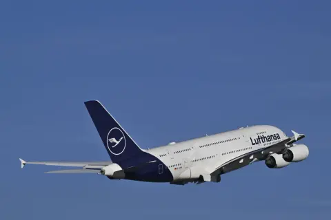 Lufthansa A380 hebt ab, bereit für den Flug von Frankfurt nach Los Angeles.