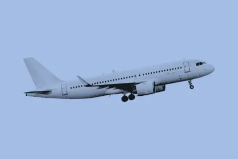 Flugzeug im Steigflug, bereit für die nächste Reise. Eine perfekte Ergänzung zur Checkliste Flugreise.
