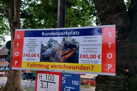 Schild warnt vor hohen **Abschleppkosten ohne Abschleppen** bei Falschparken auf Kundenparkplatz. 240€ Strafe!