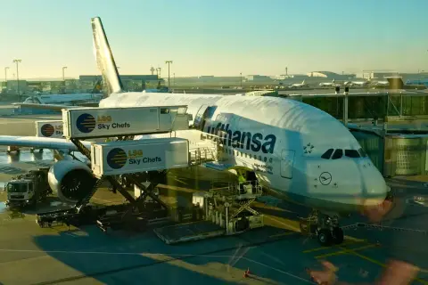 Lufthansa A380 am Gate, bereit für den Flug. Die Sicherheit der Fluggesellschaften wird durch sorgfältige Vorbereitung gewährleistet.