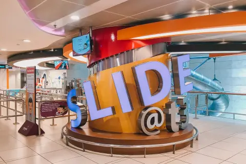 Die SLIDE@t3-Rutsche im Singapur Flughafen ist ein Spaß für Reisende.
