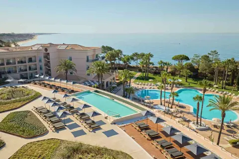 TUI Blue Falesia: Luxuriöses Resort mit mehreren Pools, Liegestühlen und Blick auf das Meer.