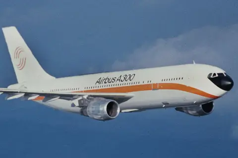 Ein Airbus A300 fliegt im blauen Himmel. Seit wann gibt es Flugzeuge? Diese Maschine ist ein Meilenstein der Luftfahrtgeschichte.