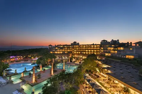 Ein luxuriöses Hotel mit Pools und Restaurants im Abendlicht. Der Robinson Nobilis lädt zum Entspannen ein.