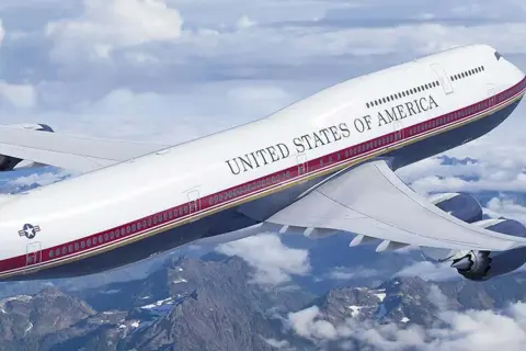 Air Force One, eine Boeing 747, fliegt über schneebedeckte Berge. Was kostet eine Boeing 747?