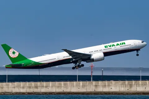 Ein EVA Air Flugzeug hebt ab. Keine Anzeichen eines Absturzes, nur ein starker Start.