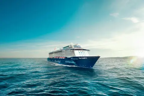 Ein großes Kreuzfahrtschiff, die "Mein Schiff 5", fährt auf dem Meer. Tolle Kreuzfahrt Tipps für Ihren nächsten Urlaub.