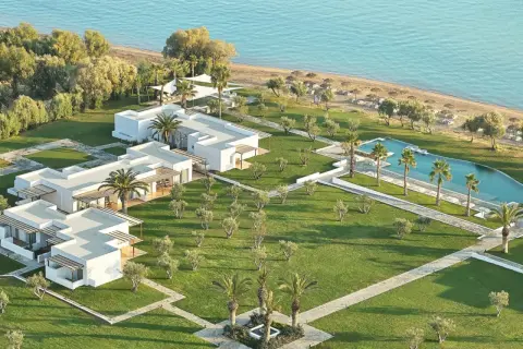 TUI Kids Club Grecotel Casa Marron: weiße Gebäude, Pool, Strand und Palmen. Ein Paradies für Familien.