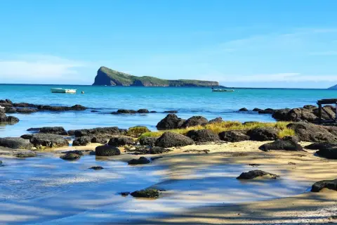 Traumhafte Küste mit Felsen und Booten. Die Mauritius Flugzeit ist es wert für diesen Anblick.