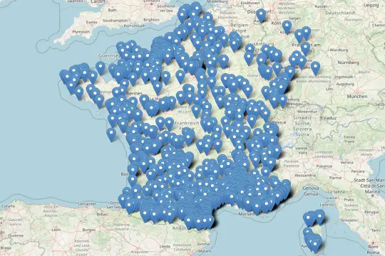 Blaue Stecknadeln markieren Orte in Frankreich und seinen Regionen, die sich über das Land und angrenzende Gebiete erstrecken.