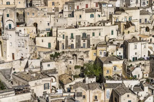 Antike Steinhäuser schmiegen sich an die Hänge von Matera, Italien. Ein Labyrinth aus Gassen und Terrassen, das Geschichte atmet.