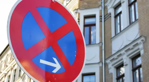 Absolutes Halteverbot: Achtung, hier droht das Abschleppen! Ein Schild warnt vor dem Parken.
