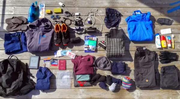 Packliste Norwegen: Kleidung, Schuhe, Technik, Reiseunterlagen und Hygieneartikel für das Abenteuer.