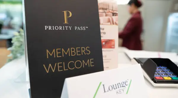 Priority Pass Schild "Members Welcome". Hier kann ein Priority Pass Gast mitgenommen werden. LoungeKey wird akzeptiert.