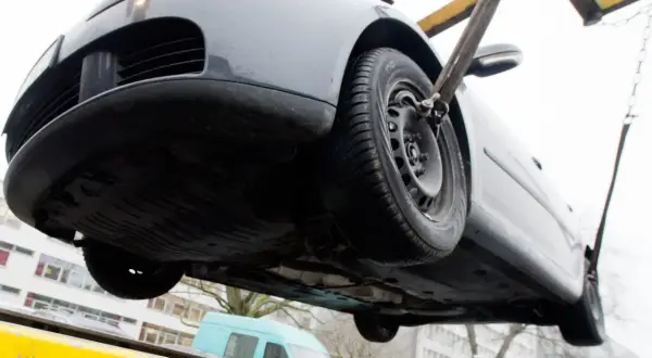 Ein Auto wird abgeschleppt. Die Abschleppkosten pro km können je nach Anbieter variieren.