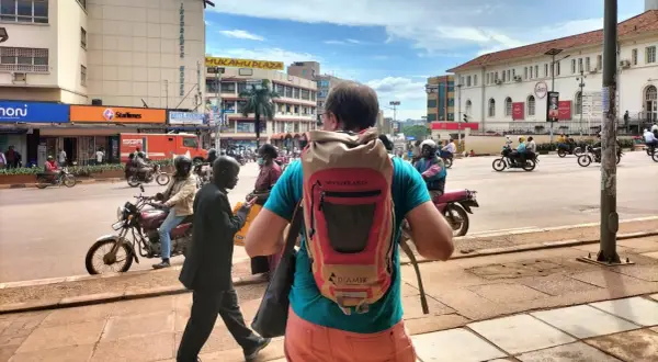 Bunte Rucksäcke und Motorräder in Uganda. Perfekt für die Packliste Uganda, wenn man die Stadt erkundet.