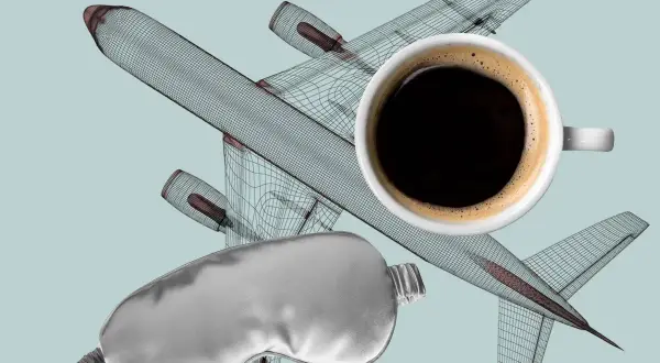 Flugzeugmodell, Schlafmaske und Kaffee – bereit für den Jetlag USA.