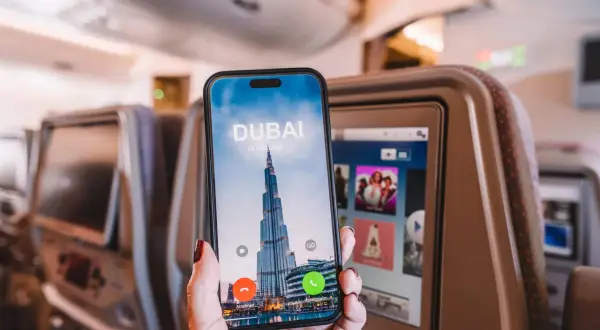 Ankunft in Dubai mit Emirates! Das Handy zeigt den Burj Khalifa und einen Anruf aus Dubai.