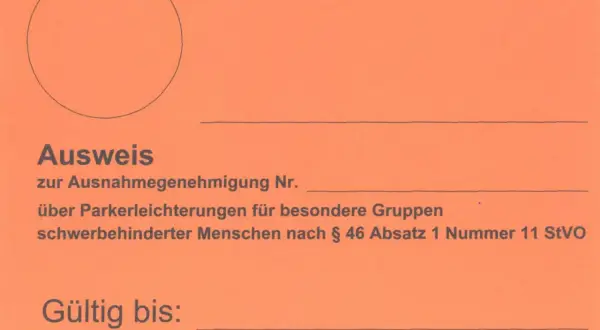 Oranger Parkausweis Berlin für Parkerleichterungen für Schwerbehinderte.