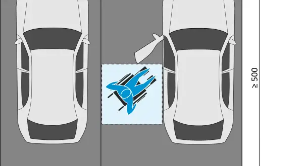 Zwei Autos parken nebeneinander. Ein Symbol zeigt einen Rollstuhlfahrer, der den Platz zwischen den Autos nutzt. Dies ist ein parkplatz behindertengerecht.