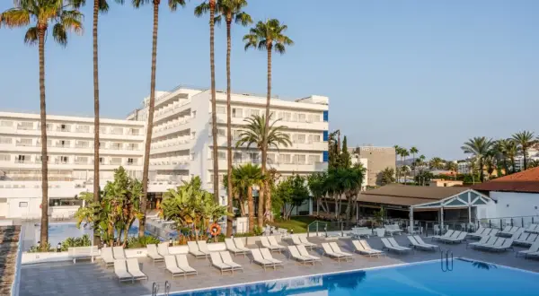 TUI Suneo Santa Ponsa: Ein Hotel mit Pool und Palmen, bereit für sonnige Tage.