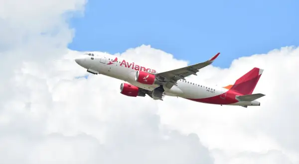 Ein Avianca-Flugzeug steigt in den Himmel auf, umgeben von Wolken. Manche sagen, es sei das unsicherste Flugzeug der Welt, aber es sieht doch ziemlich stabil aus.