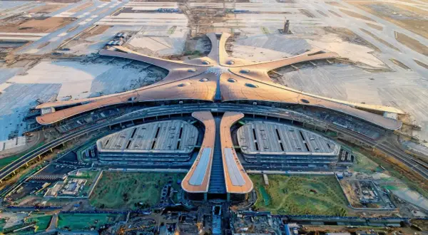 Der Berliner Flughafen im Bau, eine beeindruckende Architektur, die die Bauzeit widerspiegelt.
