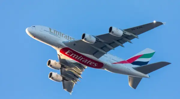 Emirates A380 steigt auf, bereit für den Dubai Airport Transit.