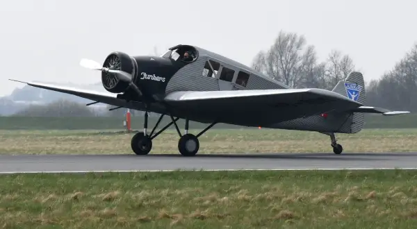 Junkers F 13, das erste Passagierflugzeug Deutschlands, rollt auf dem Rollfeld.