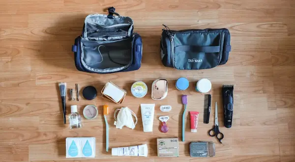 Reiseapotheke und Pflegeutensilien für Backpacking: Zahnbürste, Rasierer, Cremes, Bürste, Schere, Haarschneider und mehr.
