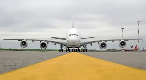 Ein riesiger Airbus A380 steht auf dem Rollfeld. Der Tankinhalt dieses Giganten ist enorm, bereit für lange Flüge.