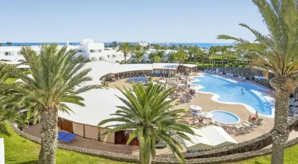 Ein sonniger Urlaubstag im Bakour Lanzarote Splash Resort. Palmen säumen den Poolbereich, der zum Planschen einlädt.