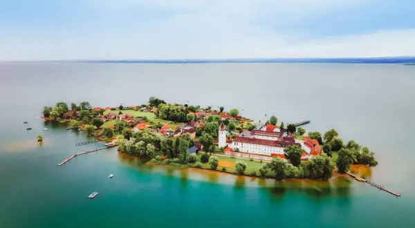 Inselkloster mit roten Dächern, umgeben von türkisfarbenem Wasser. Perfekt für kurztrip ideen mit auto.