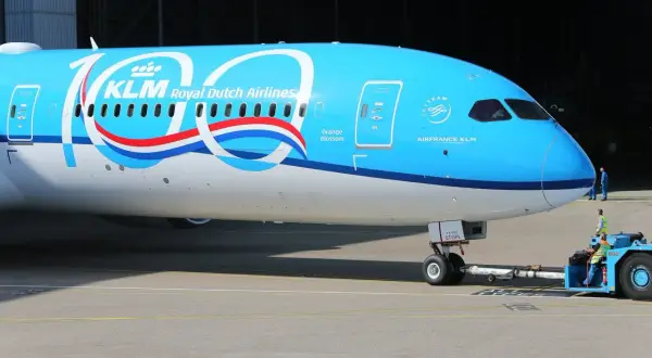 KLM feiert 100 Jahre. Ein Flugzeug der Royal Dutch Airlines, "Orange Blossom", wird geschleppt. Die Bedeutung von KLM ist hier klar: eine stolze Luftfahrtgeschichte.