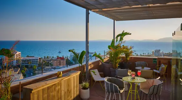 Entspannter Abend auf einer Dachterrasse mit Meerblick, ideal für einen Drink im pabisa bali.