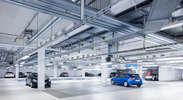 Moderne Tiefgarage mit Autos. Die Kosten für das Parken im Quadrat sind hier nicht ersichtlich, aber die Infrastruktur ist gut ausgebaut.