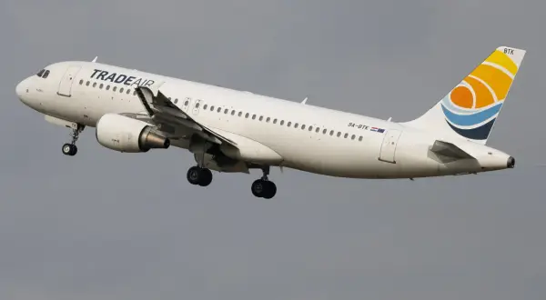 Ein Trade Air Flugzeug hebt ab. Die Landeklappen sind ausgefahren, perfekt für Flugzeuge fotografieren.