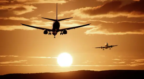 Zwei Flugzeuge im Sonnenuntergang, bereit für den Start. Ein Gefühl von Freiheit, wie ein blind ticket in den Himmel.