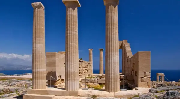 Majestätische Säulen der Akropolis von Lindos auf Rhodos, mit Blick auf das tiefblaue Meer.