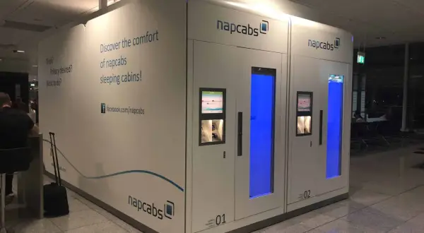 Schlaf- und Arbeitskabinen von napcabs am Flughafen München. Ideal für Reisende, die Ruhe oder einen Arbeitsplatz suchen.