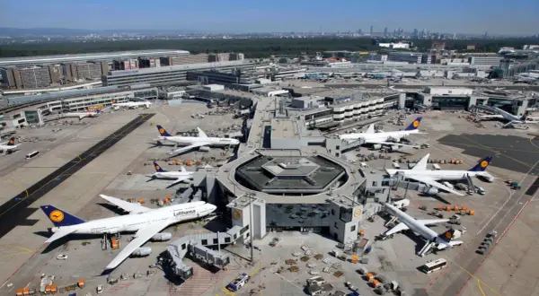 Frankfurt Airport: die schiere Größe des Frankfurter Flughafens wird durch zahlreiche Flugzeuge und Gebäude auf dem Rollfeld deutlich.