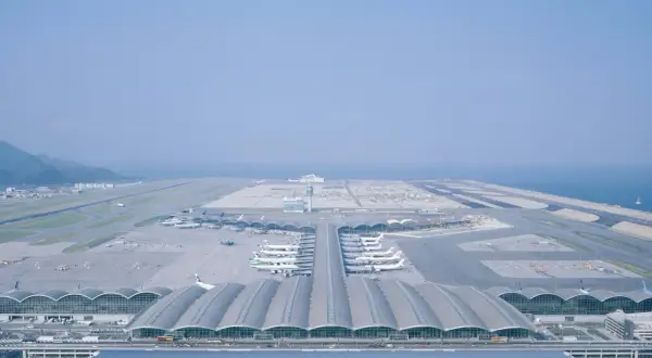 Großer Flughafen mit vielen Flugzeugen, Terminals und Landebahnen. Ein Blick auf Chek Lap Kok, HK.