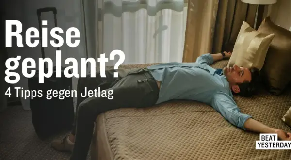 Mann liegt erschöpft im Bett nach Reise von West nach Ost. 4 Tipps gegen Jetlag.