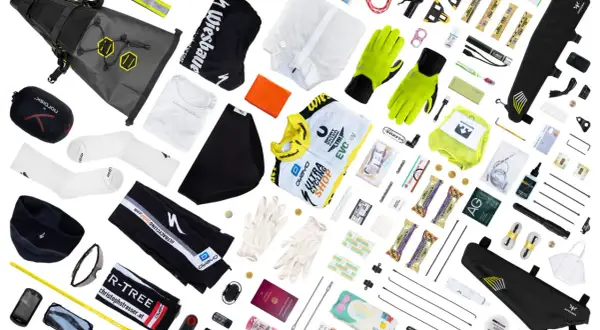 Umfangreiche fahrradtour packliste: Bikepacking-Taschen, Kleidung, Handschuhe, Werkzeug, Verpflegung und Erste-Hilfe-Artikel für lange Touren.