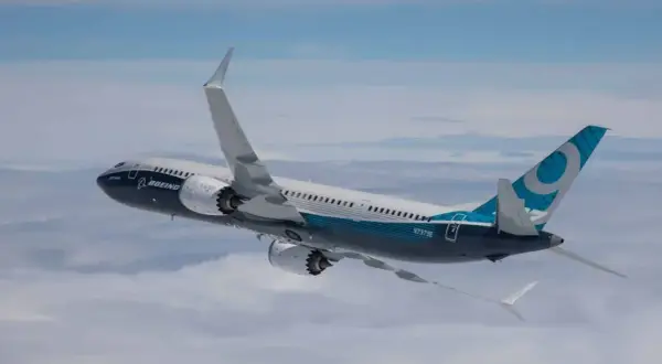 Boeing 737 MAX im Flug, ein Beispiel für sicherste Flugzeuge, mit blau-weißer Bemalung und dem Logo auf dem Heck.