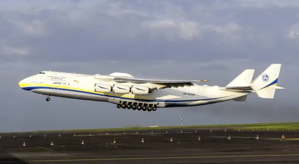 Die Antonov An-225 hebt ab. Ein beeindruckendes Flugzeug, das zeigt, wie viel wiegt ein Flugzeug dieser Größe – über 600 Tonnen!